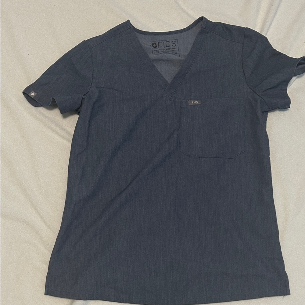 FIGS women’s single pocket scrub top
